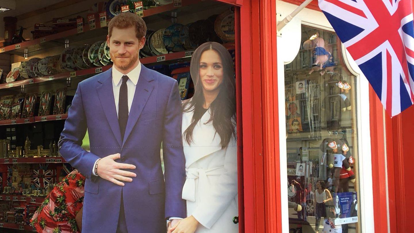 Harry y Meghan a tamaño real en una tienda de Windsor. (Vanitatis)