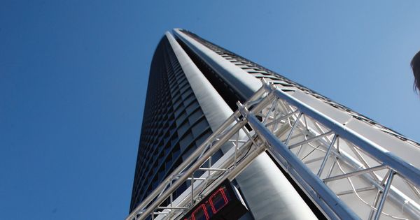 Foto: Carrera vertical en el 10º aniversario del Eurostars Madrid Tower en Madrid. (EFE)