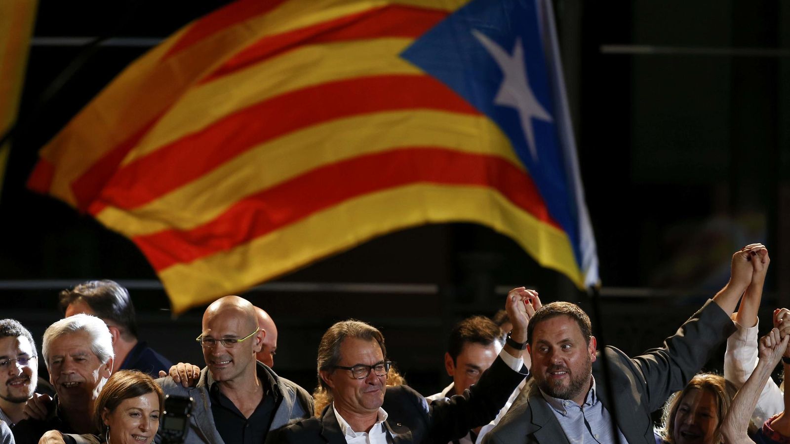 Foto: Los líderes de 'Junts pel sí' tras ganar las elecciones en Cataluña. (Reuters)