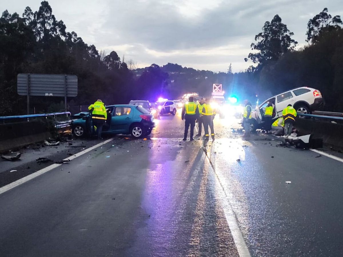 Foto: Vista de un accidente en Galicia. (EFE/Guardia Civil)