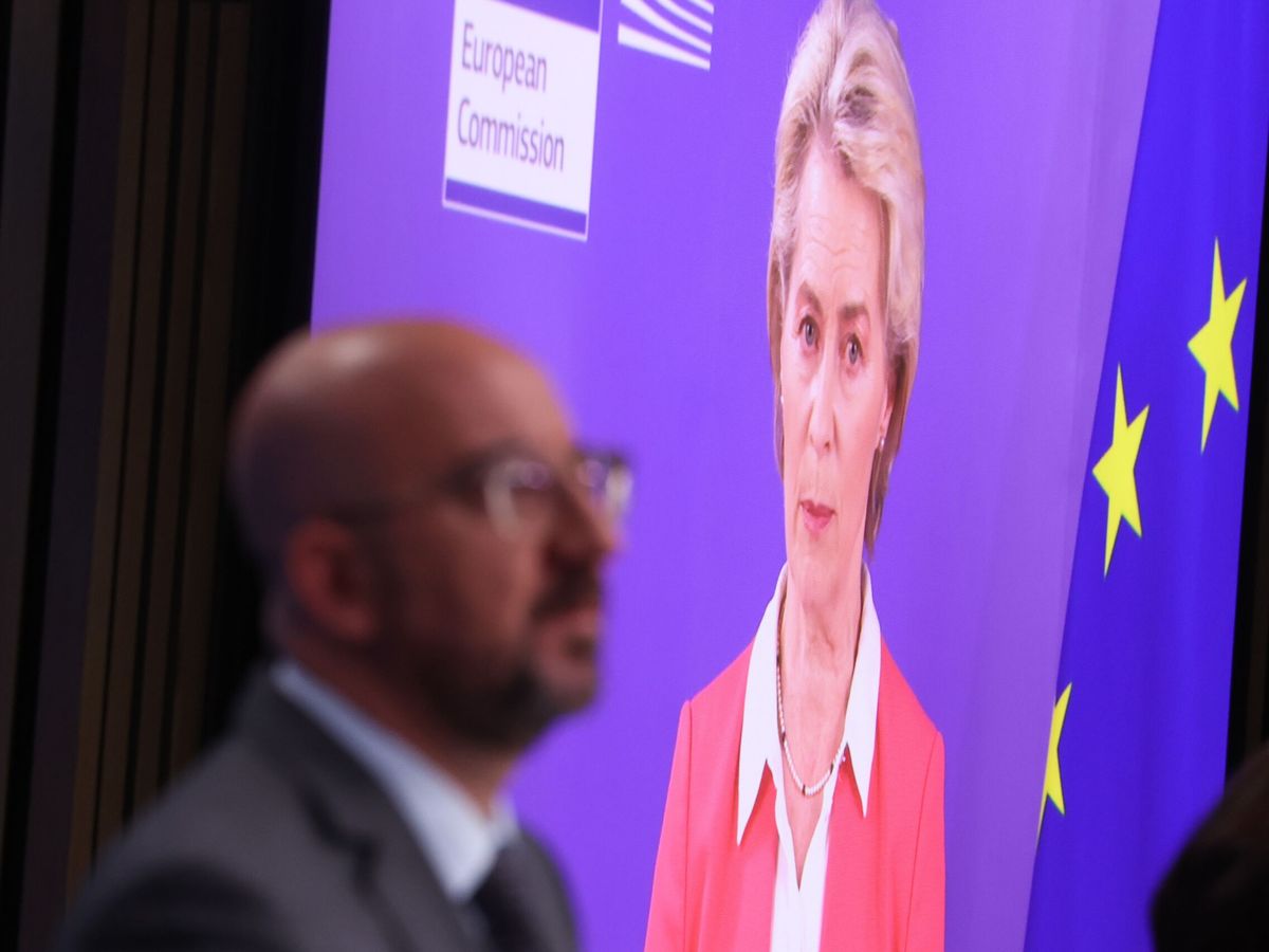 Foto: Charles Michel, presidente del Consejo Europeo, con Ursula von der Leyen, presidenta de la Comisión Europea, de fondo. (EFE)