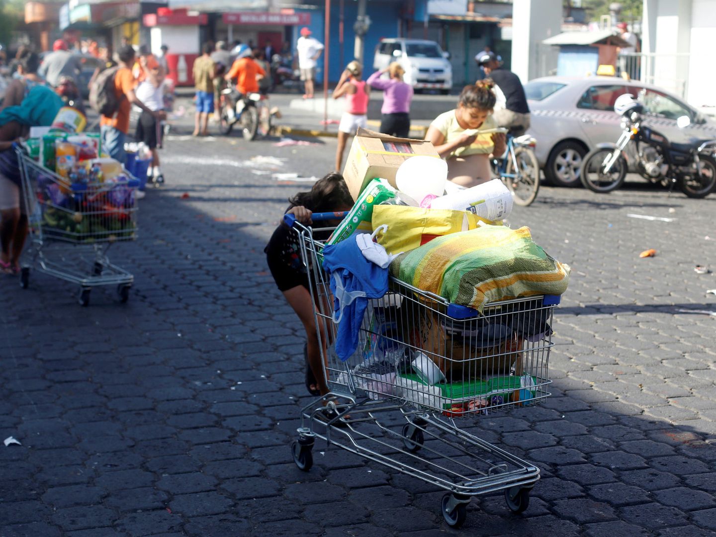 Saqueos a la salida de un supermercado en Managua, Nicaragua. (Reuters)