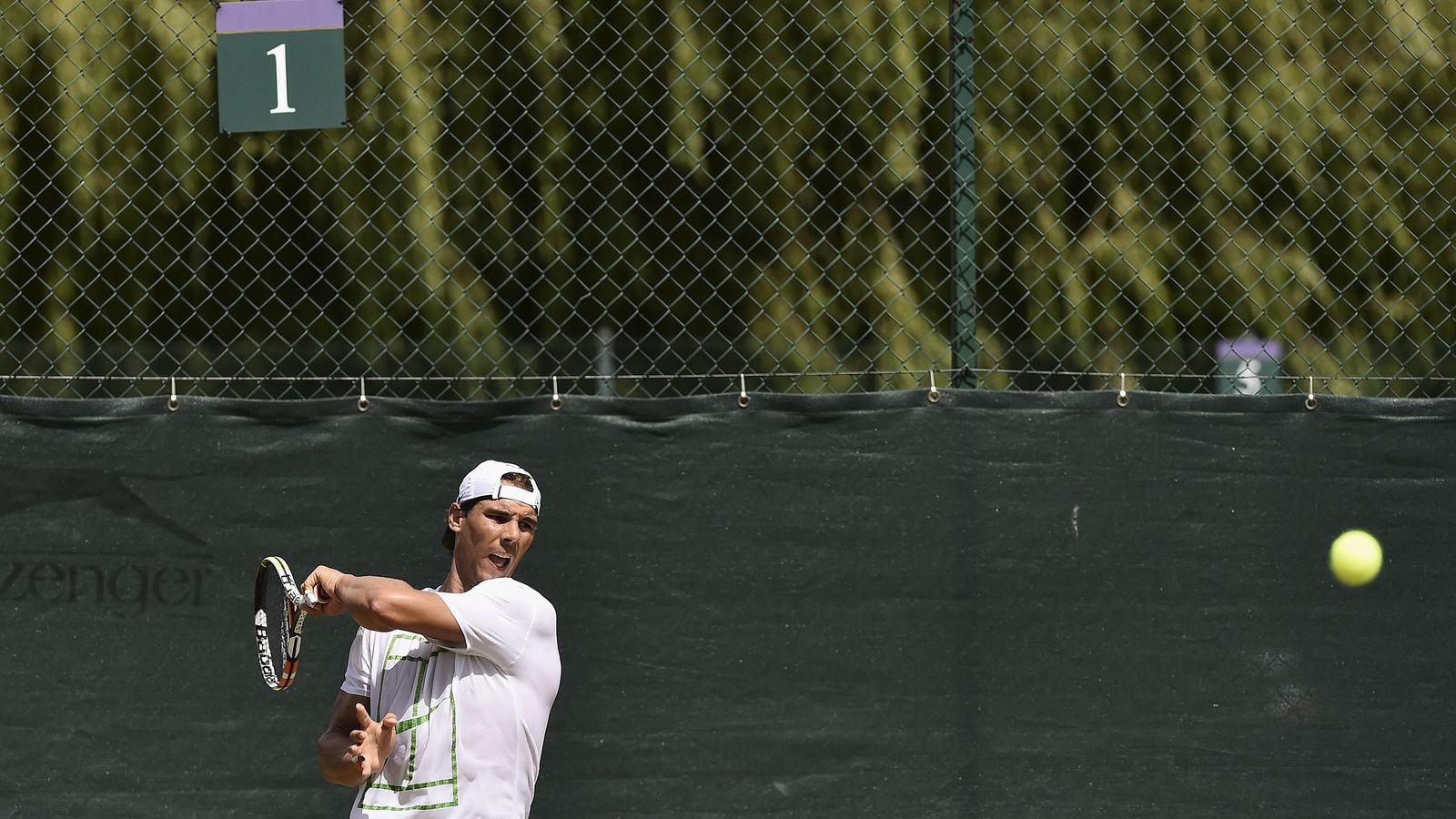 Foto: Rafa Nadal entrenando en Wimbledon (Reuters).
