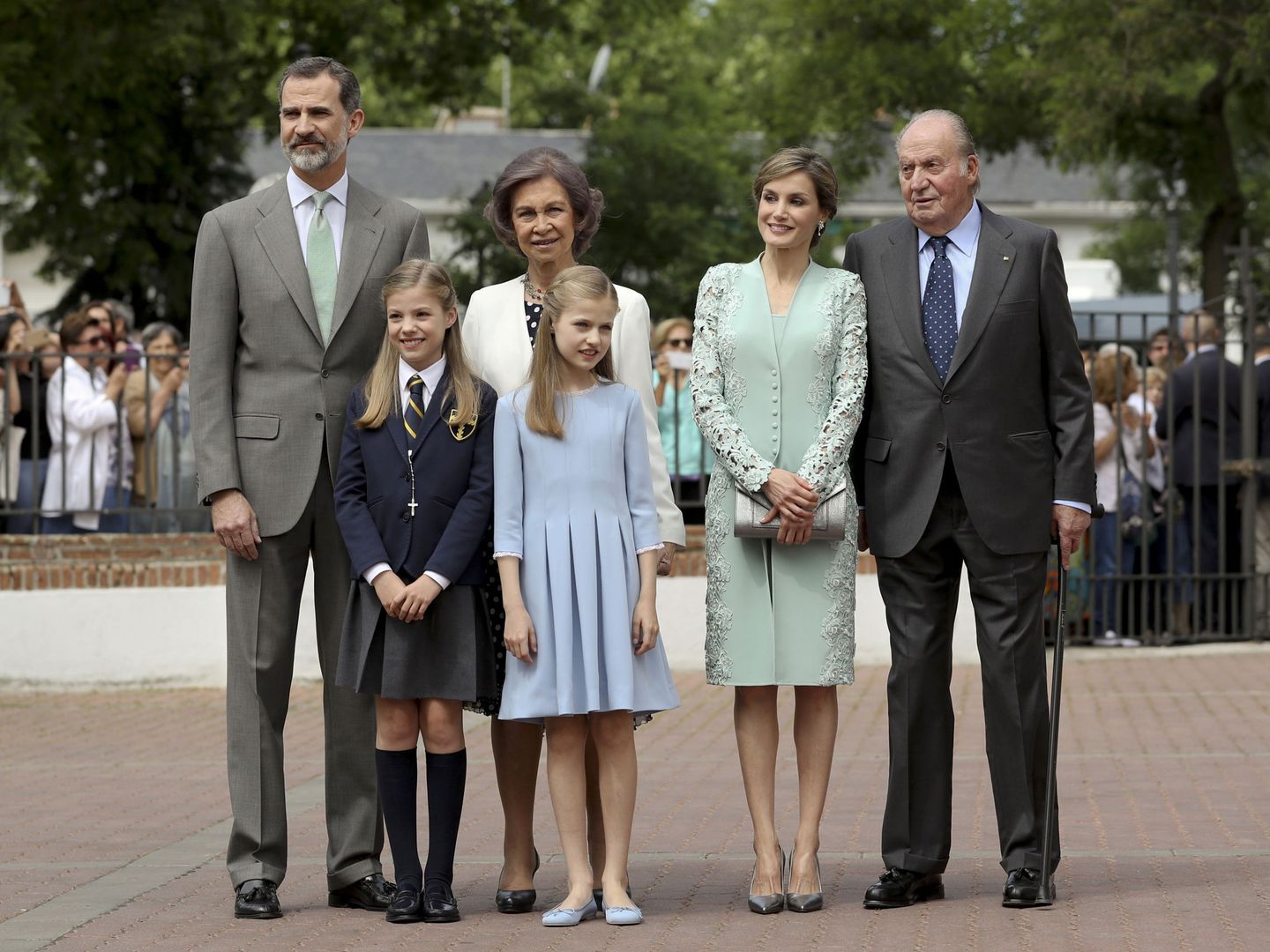 Los reyes Felipe y Letizia, junto a sus hijas, la infanta Sofía y la princesa Leonor, y Juan Carlos y Sofía. (EFE)