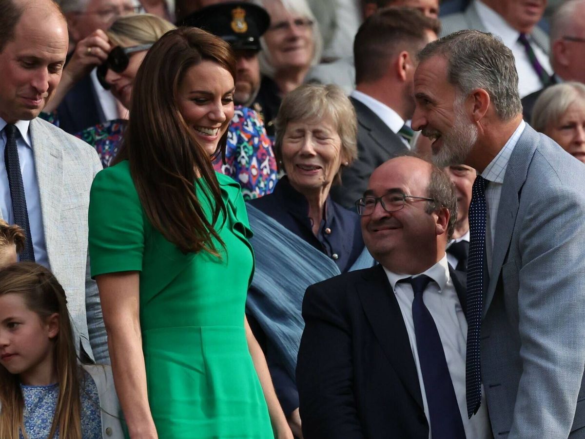 Foto: Kate Middleton y su familia, felicitando a Felipe VI tras la victoria de Alcaraz. (EFE)