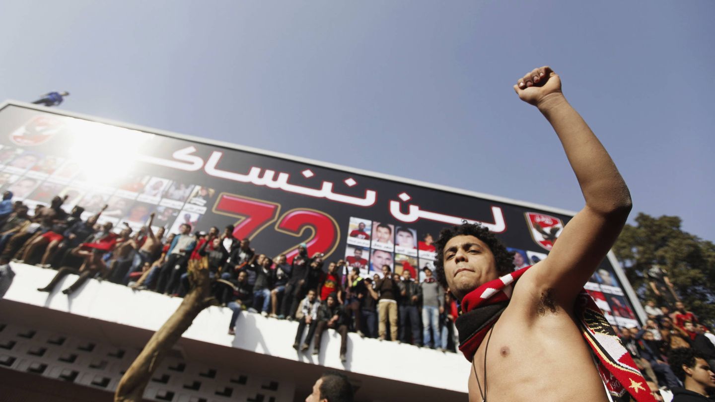 'Ultras' Al Ahly junto a un cartel en recuerdo de las 72 víctimas de la masacre de Port Said. (Reuters)