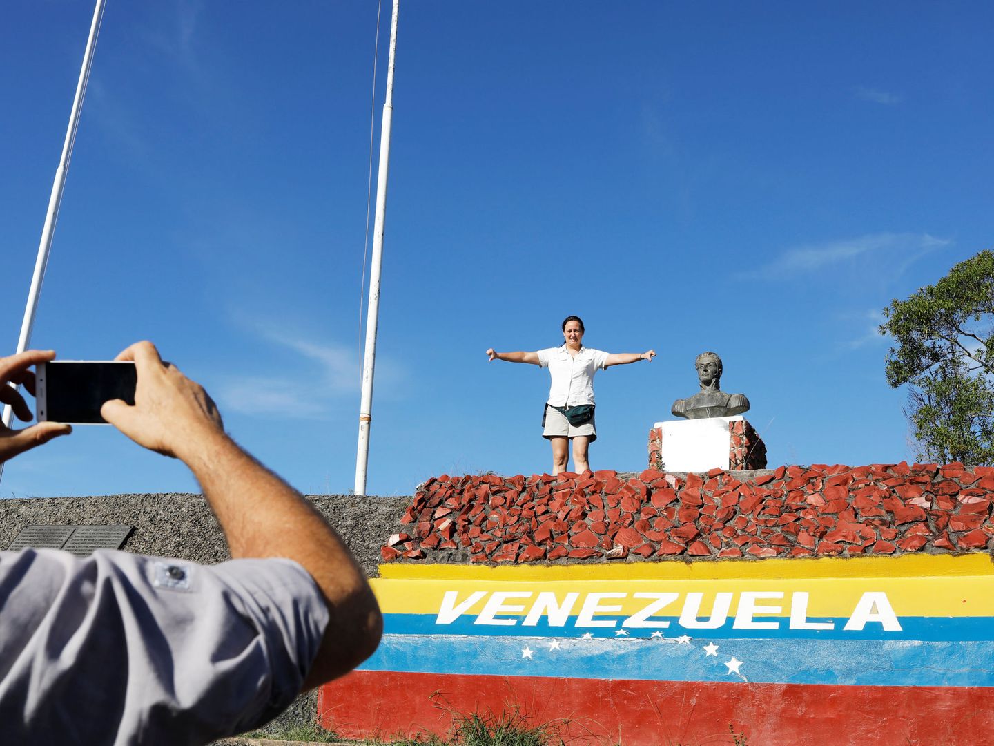 Un venezolano fotografía a su esposa tras cruzar la frontera con Brasil en Pacaraima, en el estado de Roraima, en noviembre de 2017. (Reuters)