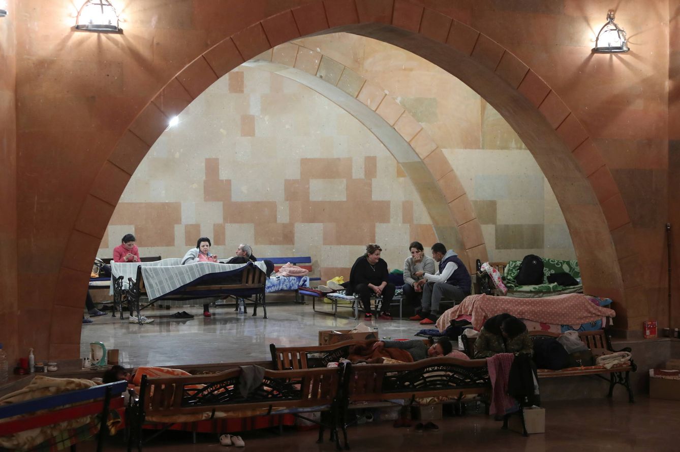 Unos civiles se refugian en un sótano utilizado como refugio antiaéreo. (Reuters)