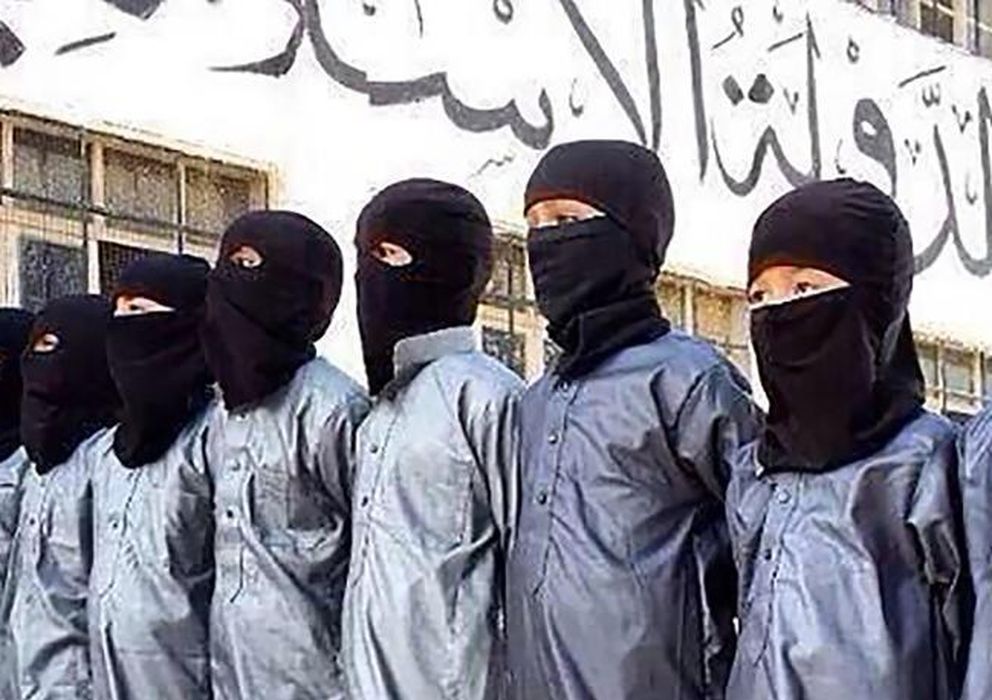 Foto: Niños uzbekos reclutados por el Estado Islámico en una imagen distribuida por ISIS News Media, Siria, 2014.