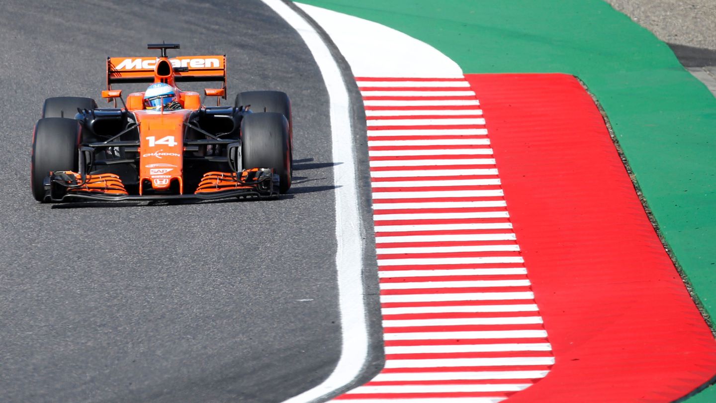 Alonso, en el monoplaza sobre el circuito de Japón. (Reuters)