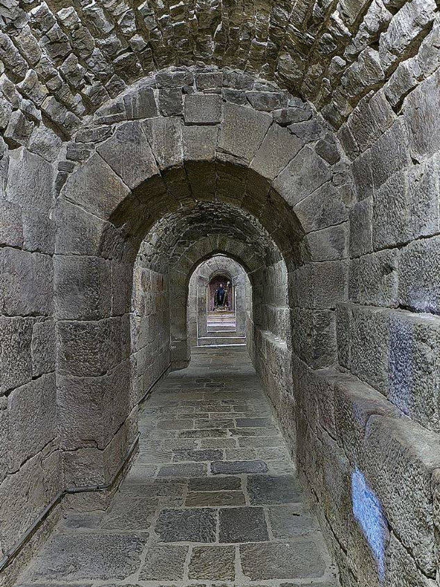 Pasadizo que comunicaba el Monasterio de Leyre con el exterior y donde se esconde la cripta dedicada al abad San Virila. (C.C.)