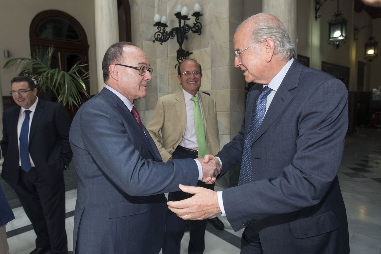 El gobernador del Banco de España, Luis María Linde, (i) saluda al presidente de BMN, Carlos Egea. (EFE)