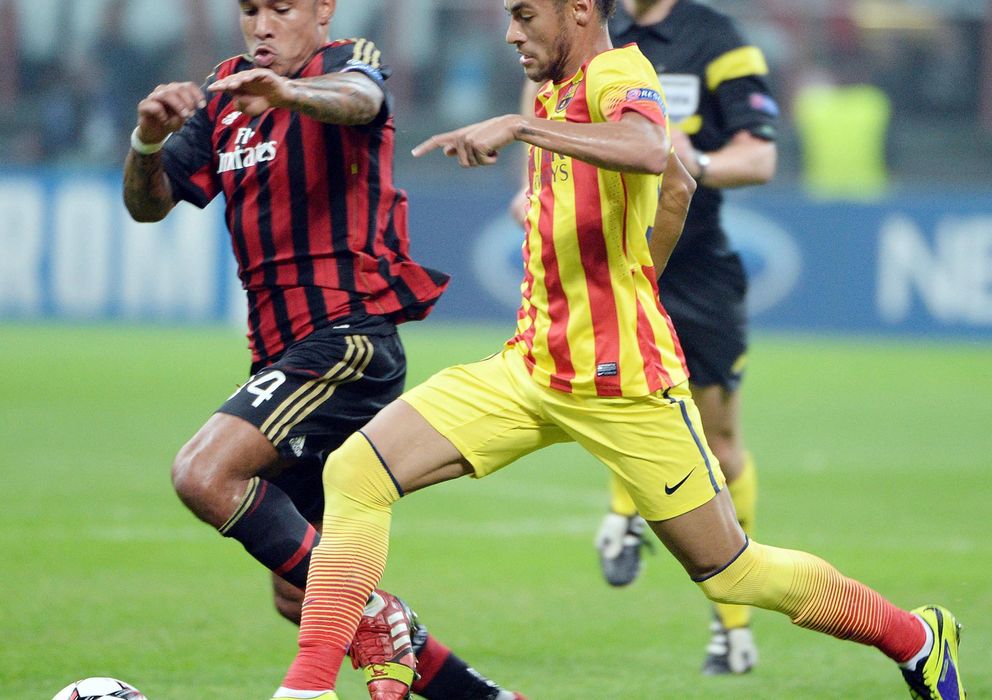 Foto: Neymar lucha con De Jong durante el Milan-Barcelona (EFE)