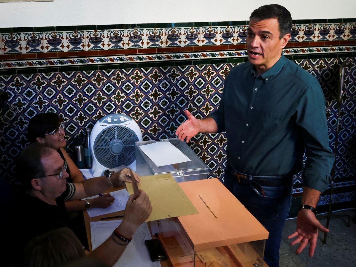 Foto: Pedro Sánchez, ejerciendo su derecho a voto. (Reuters/Nacho Doce)