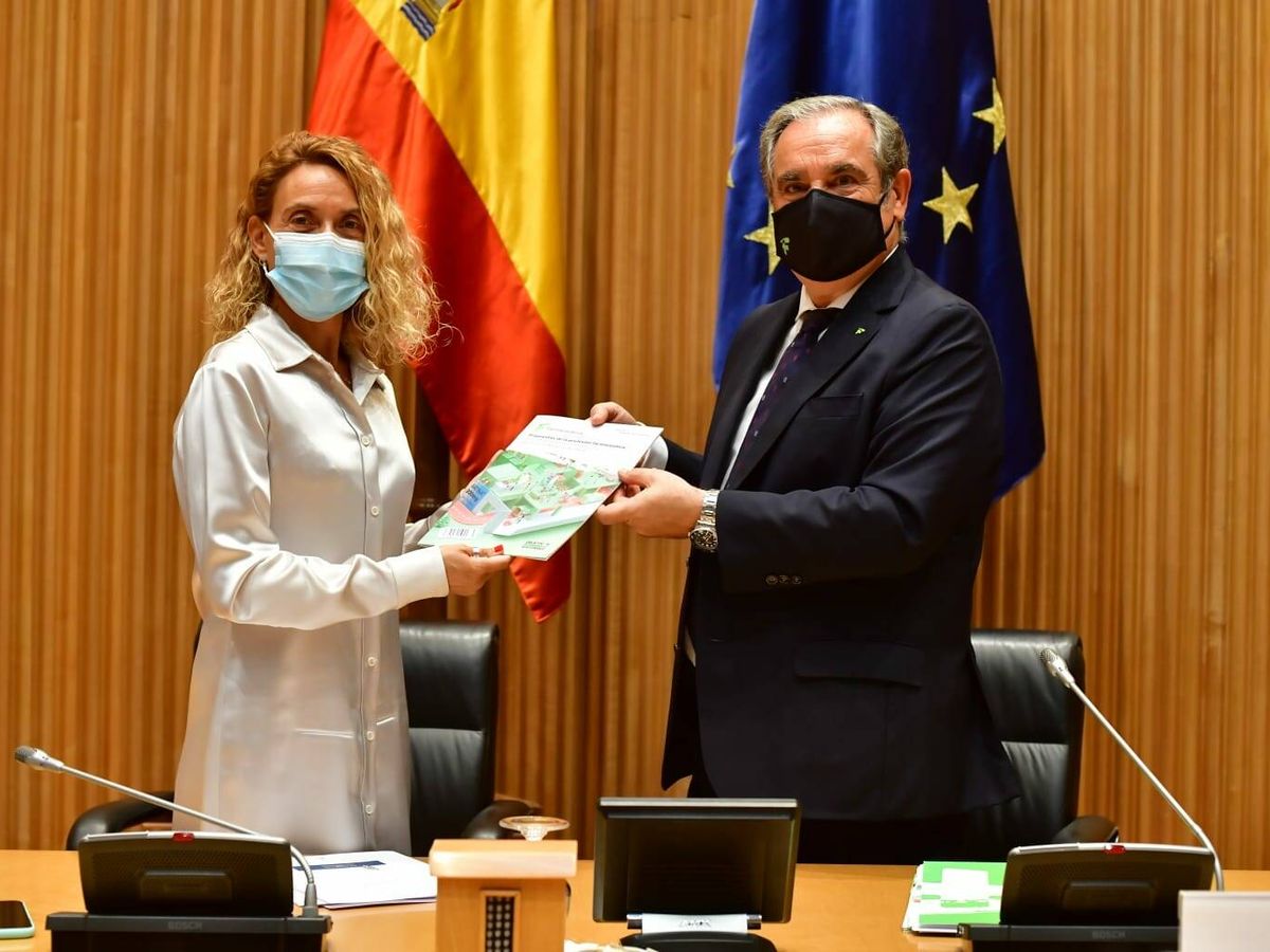 Foto: Jesús Aguilar entrega a la presidenta del Congreso el documento con las propuestas del colectivo.