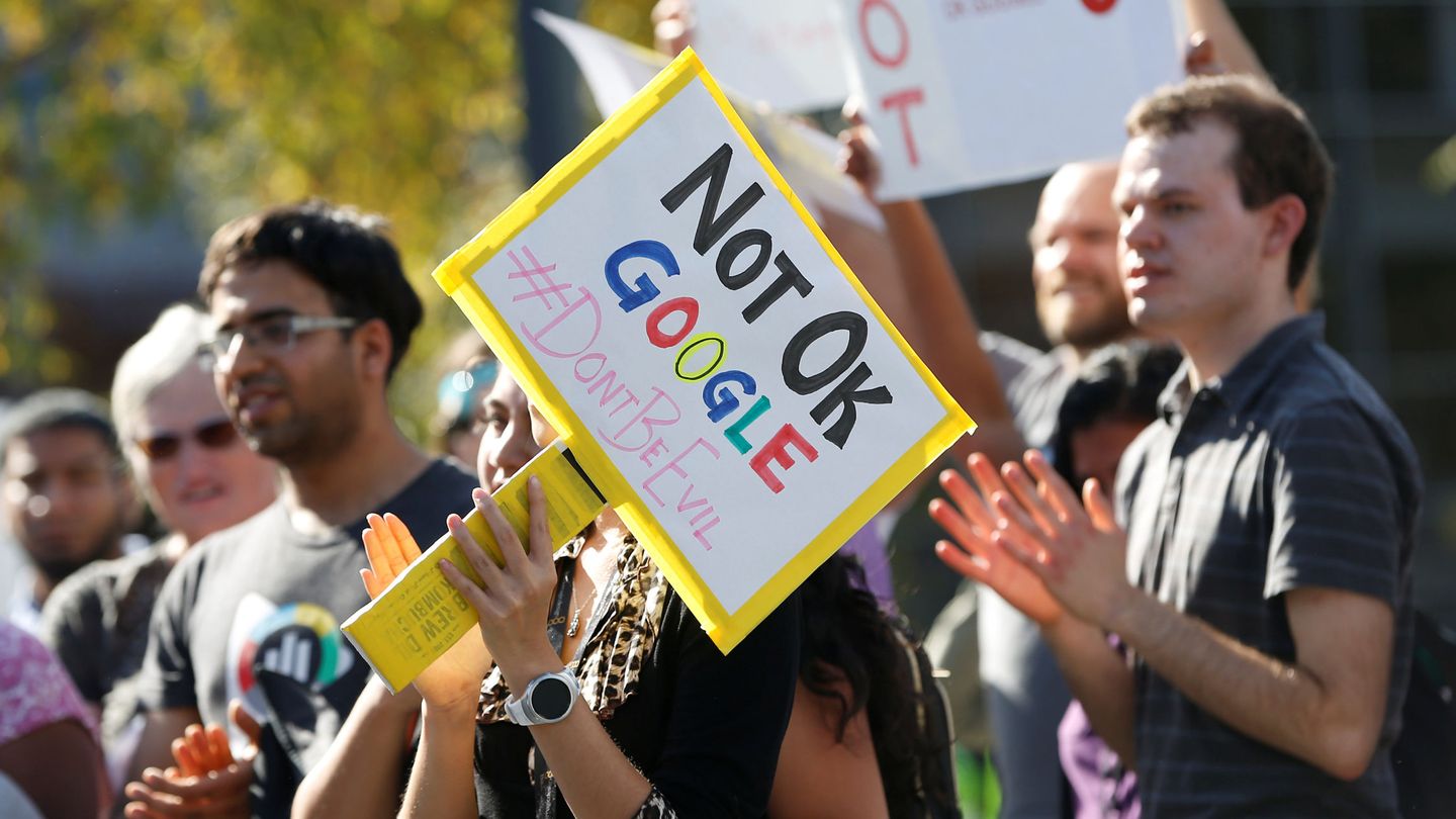 Manifestación de empleados de Google contra políticas de la empresa en la sede de la compañía en Mountain View, en 2018. (Reuters)