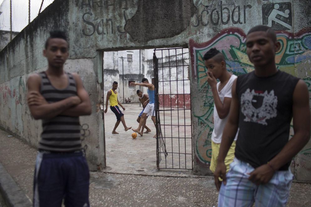Adolescentes juegan al fútbol en una cancha al aire libre en el centro de La Habana (Reuters).