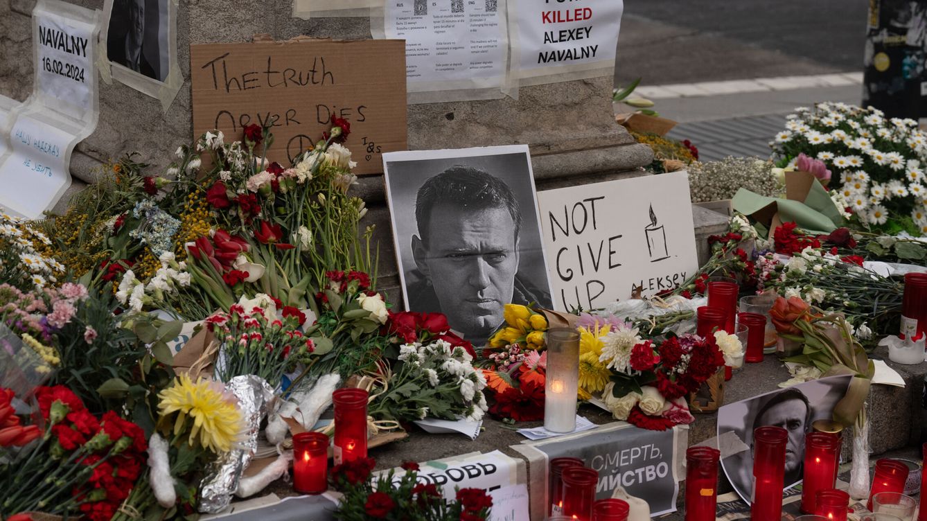 Foto: Velas, flores y fotos en homenaje a Alexéi Navalni a los pies de la farola modernista junto a la plaza Catalunya, en La Rambla de Barcelona (Europa Press/David Zorrakino)
