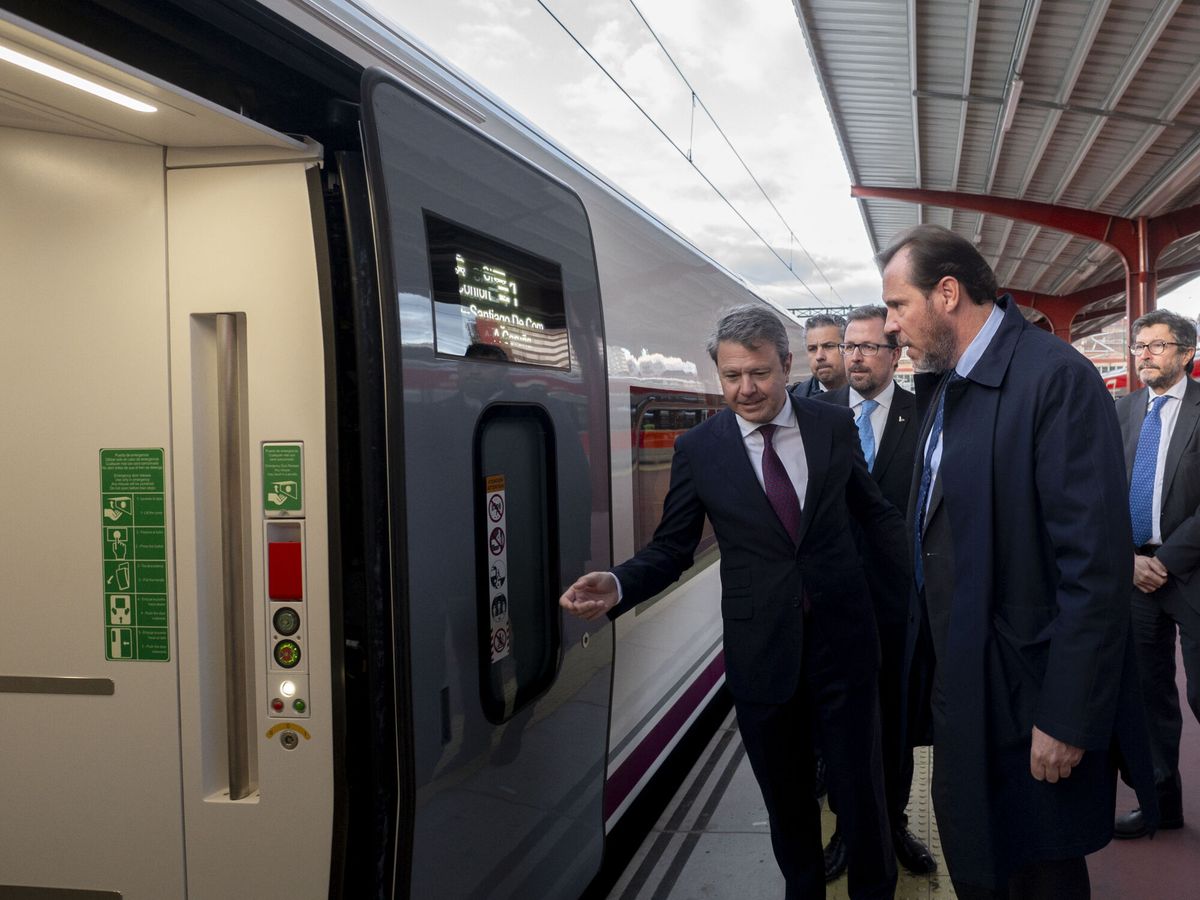 Foto: El ministro de Transportes, Óscar Puente, en el viaje previo a la puesta en servicio de los AVE a Galicia. (EP/Alberto Ortega)
