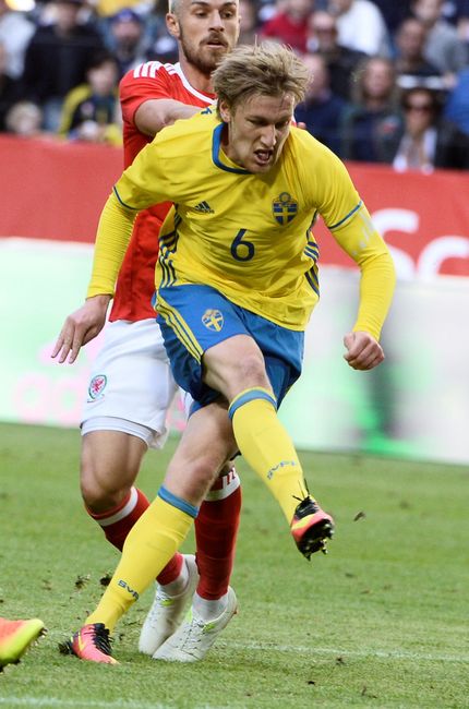 Sweden's Emil Forsberg shoots to score the opening goal pass Wales David Vaughan (R) during the friendly soccer match Sweden v Wales at the Friends Arena in Stockholm, Sweden June 5, 2016. TT News Agency Claudio Bresciani via REUTERS ATTENTION EDITORS - THIS IMAGE WAS PROVIDED BY A THIRD PARTY. FOR EDITORIAL USE ONLY. SWEDEN OUT. NO COMMERCIAL OR EDITORIAL SALES IN SWEDEN. NO COMMERCIAL SALES.