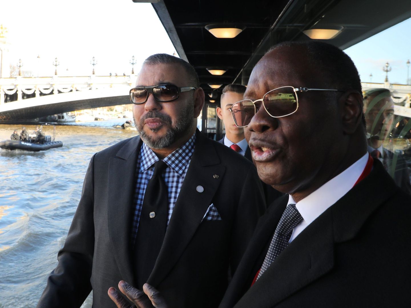 El rey Mohamed VI y el presidente de Costa de Marfil, Alassane Ouattara, conversan a bordo de la embarcación 'Mirage' antes de asistir a la cumbre del clima de París, Francia. (EFE)