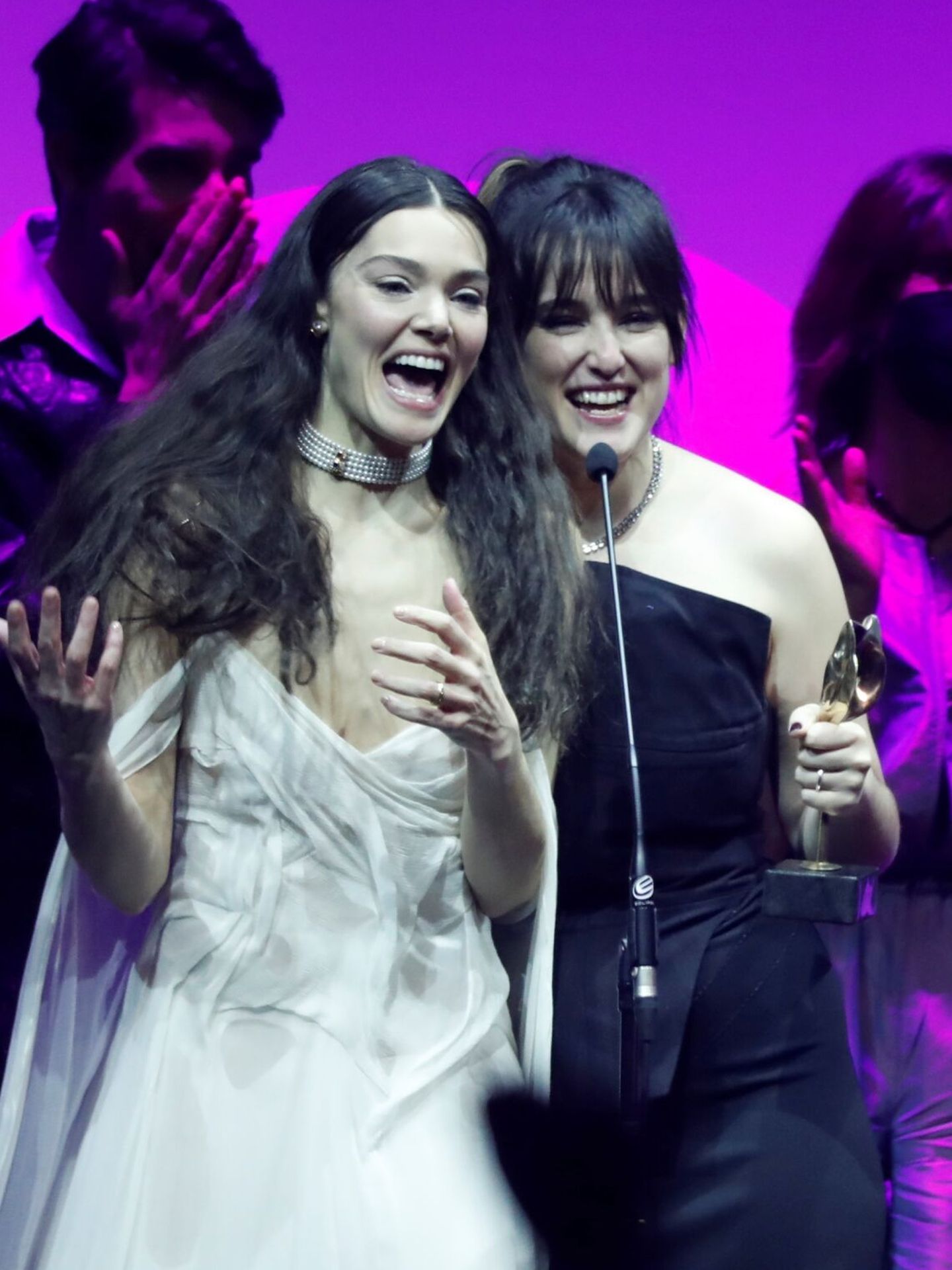 La actriz Ana Rujas y la realizadora Claudia Costafreda, tras recibir un premio Feroz por 'Cardo'. (EFE/Javier Cebollada) 