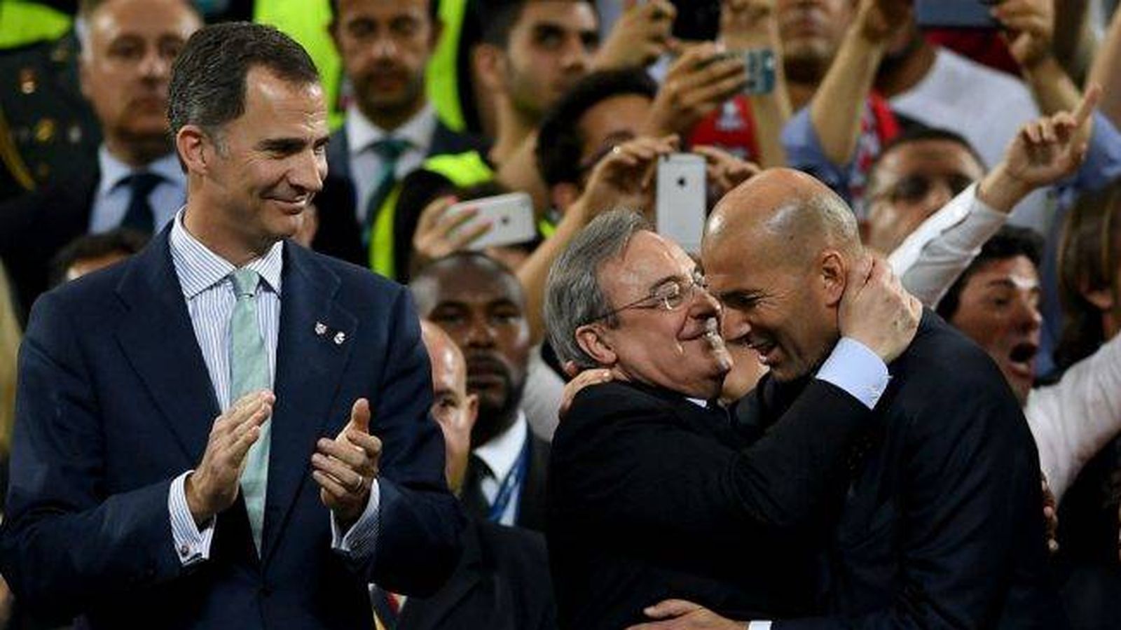 Foto: Florentino abraza a Zidane, en presencia del rey Felipe VI. (Reuters)
