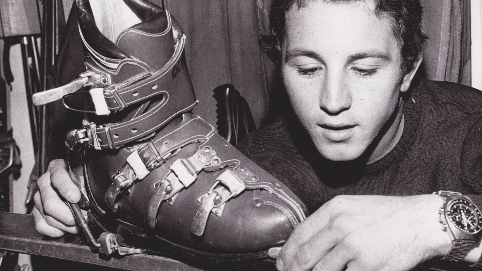 Foto: Paquito Fernández Ochoa ajusta una bota en su taller