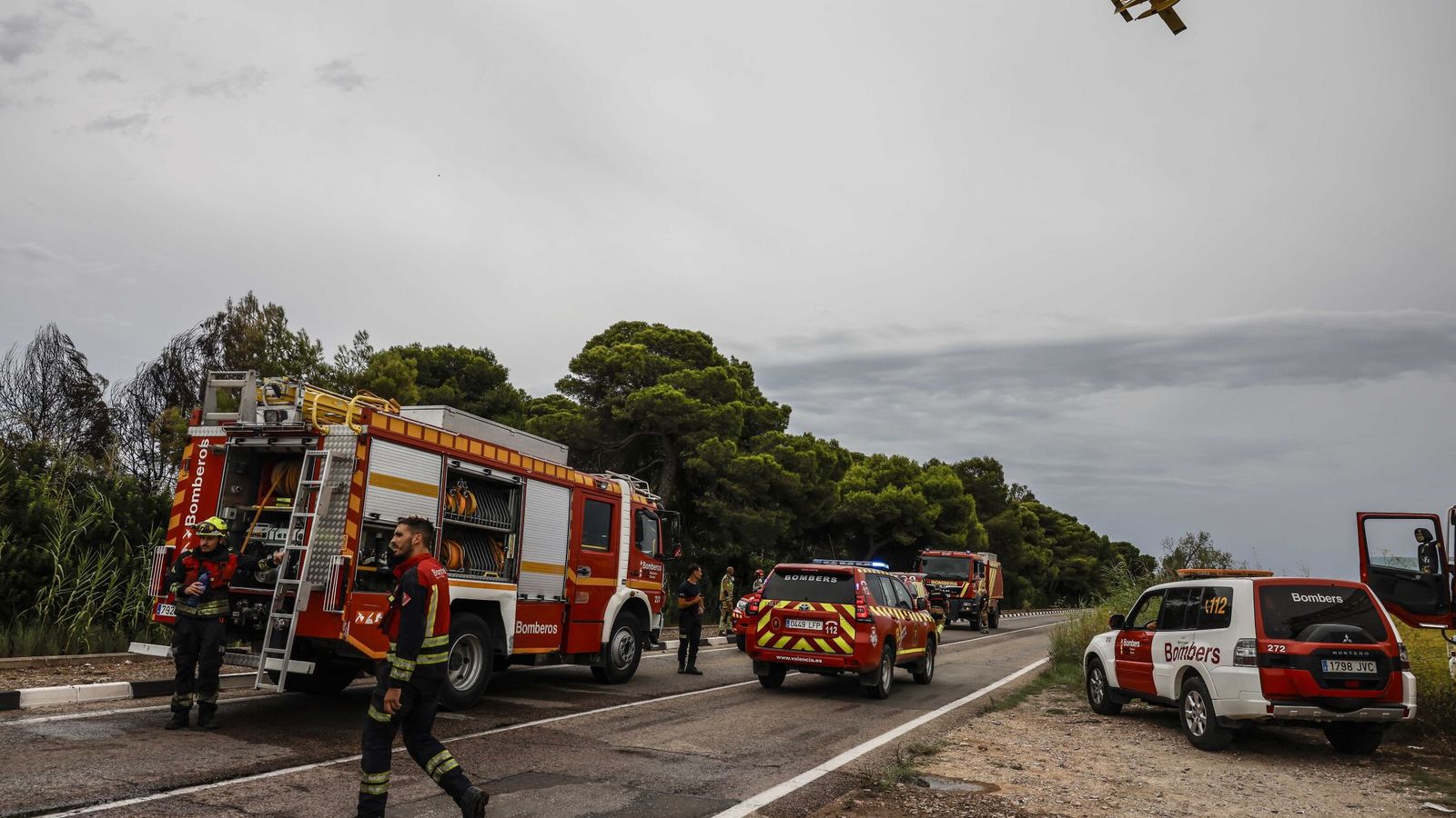 Un coche acaba empotrado contra un bajo en Alberic (Valencia) tras sufrir un accidente con un portacontenedores
