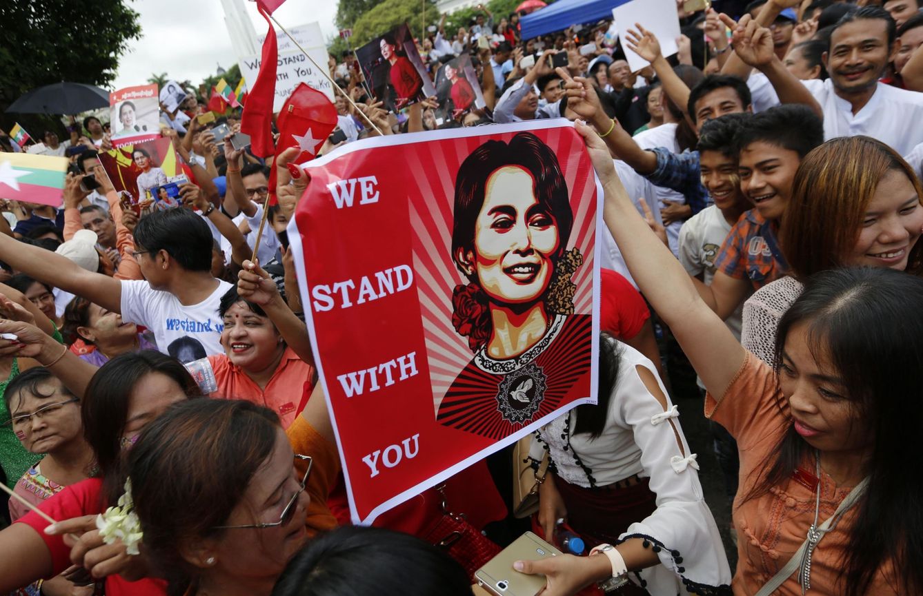 Una multitud de personas escuchan el discurso de Aung San Suu Kyi sobre los rohingyá, el martes 19 de septiembre de 2017, en Yangon (EFE)