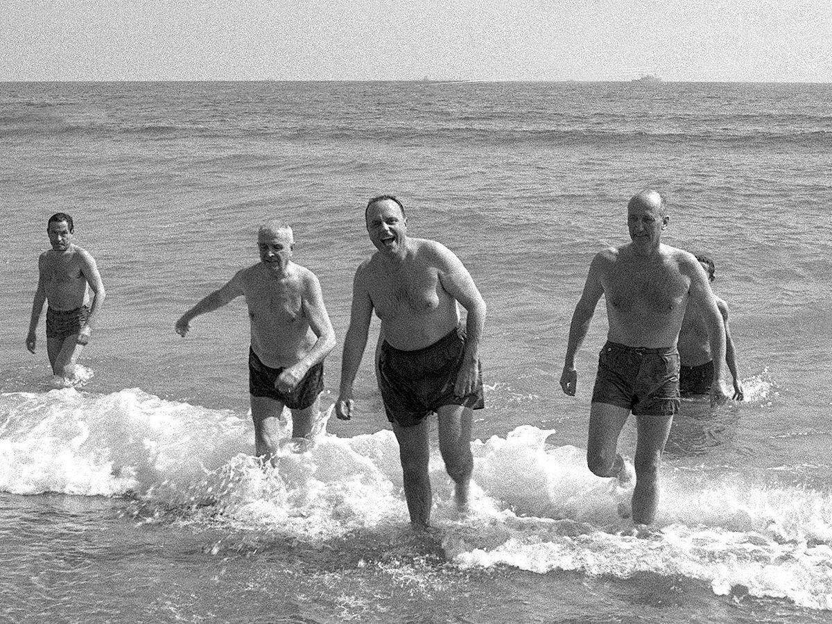 Foto: Foto de archivo de 1966 del ministro de Información y Turismo, Manuel Fraga (2-d), y el embajador de EEUU en España, Angier Biddle Duke (d), bañándose en la playa de Palomares, en Almería. (EFE)