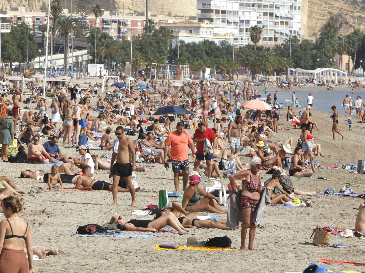 Foto: Aspecto de la playa del Postiguet, en Alicante, esta semana. (EFE/Morell)