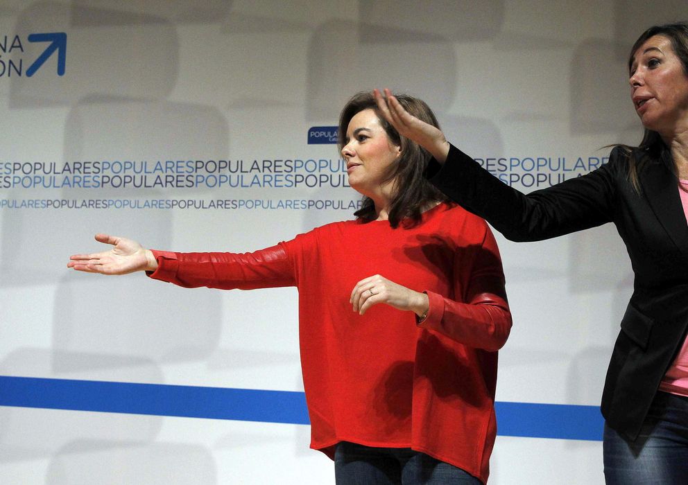 Foto: Soraya Sáenz de Santamaría y Alicia Sánchez-Camacho, durante el acto celebrado en Barcelona. (EFE)