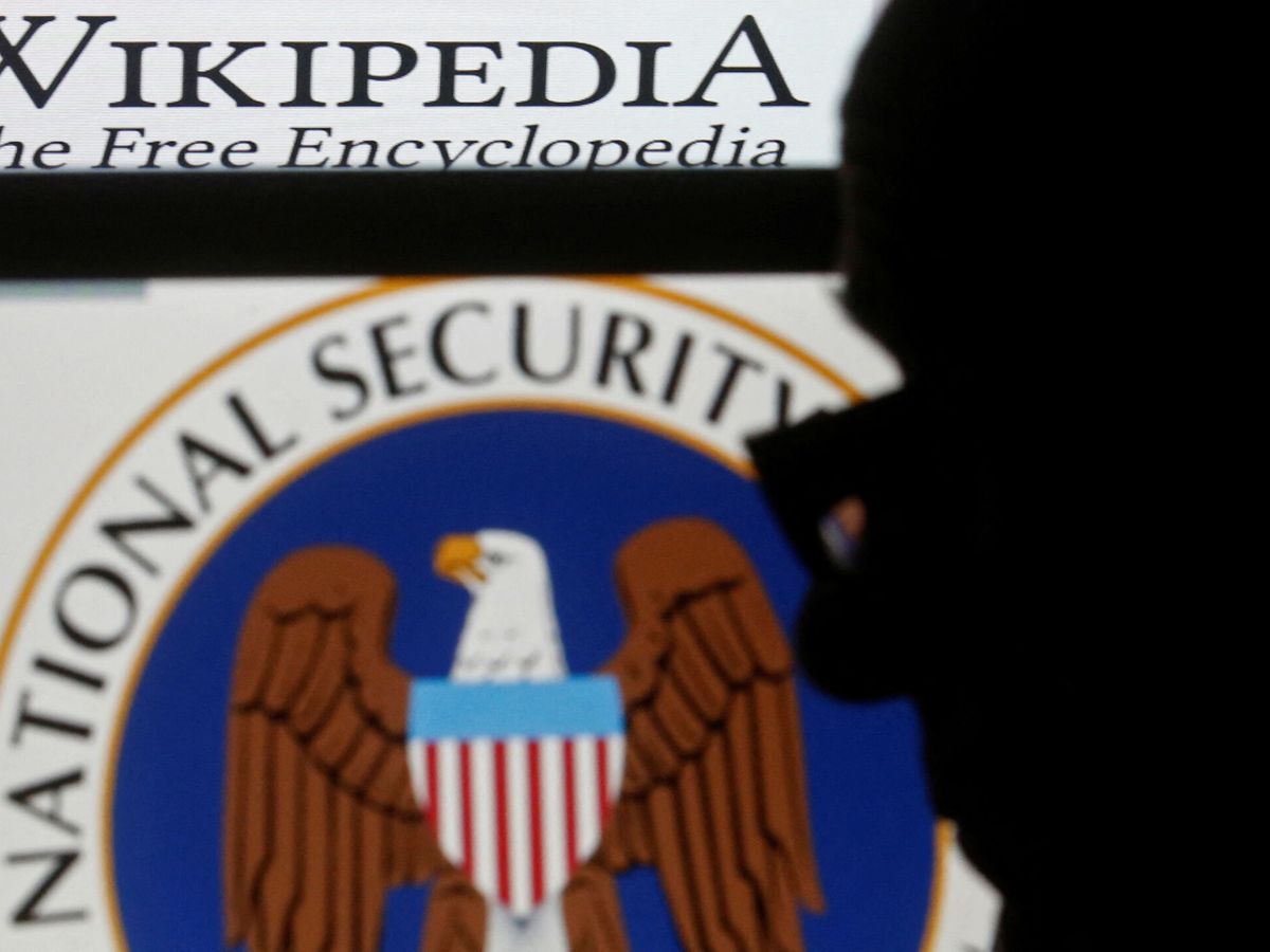 Foto: La silueta de un hombre junto a los logotipos de la NSA y Wikipedia. (Reuters/Dado Ruvic)