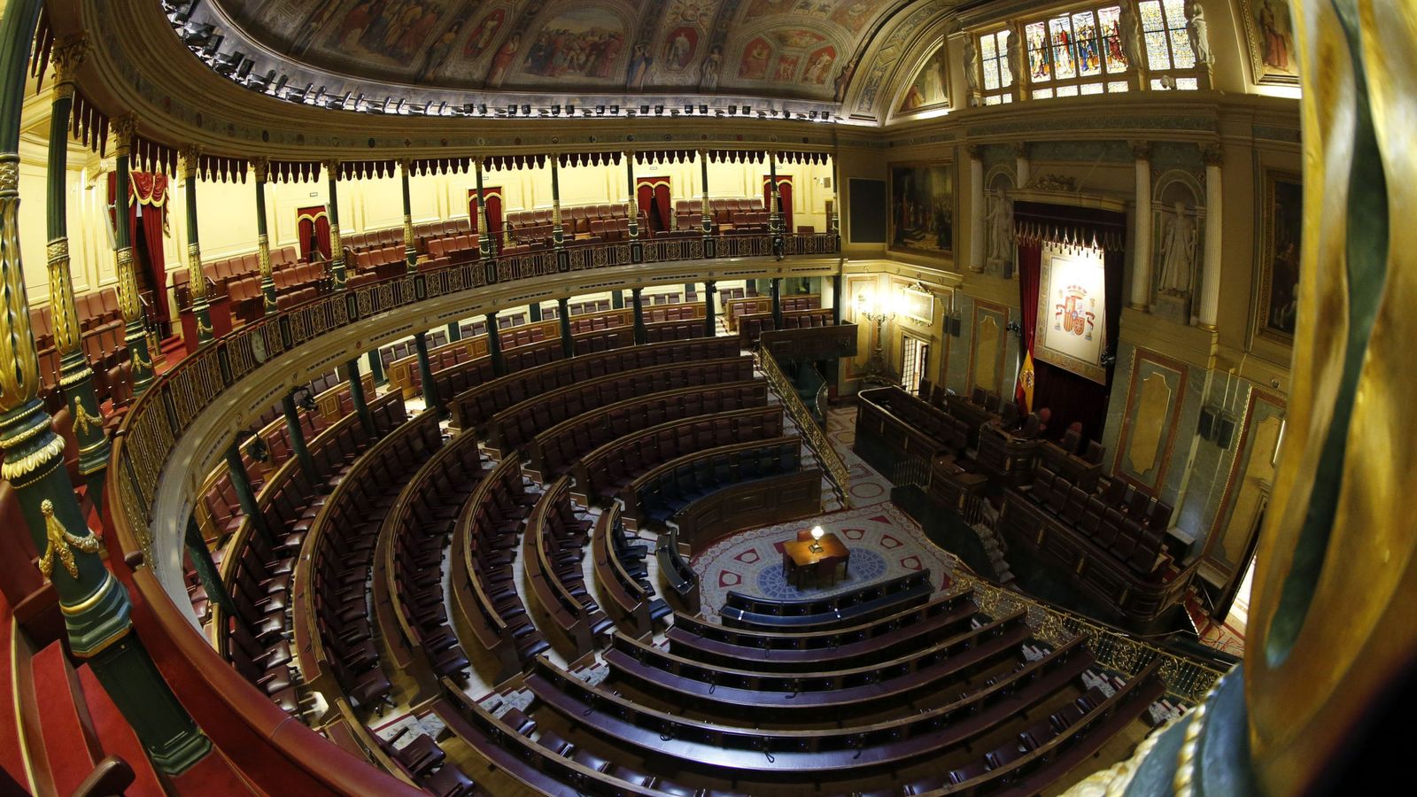 Foto: Vista general del hemiciclo del Congreso de los Diputados completamente vacío. (Efe)