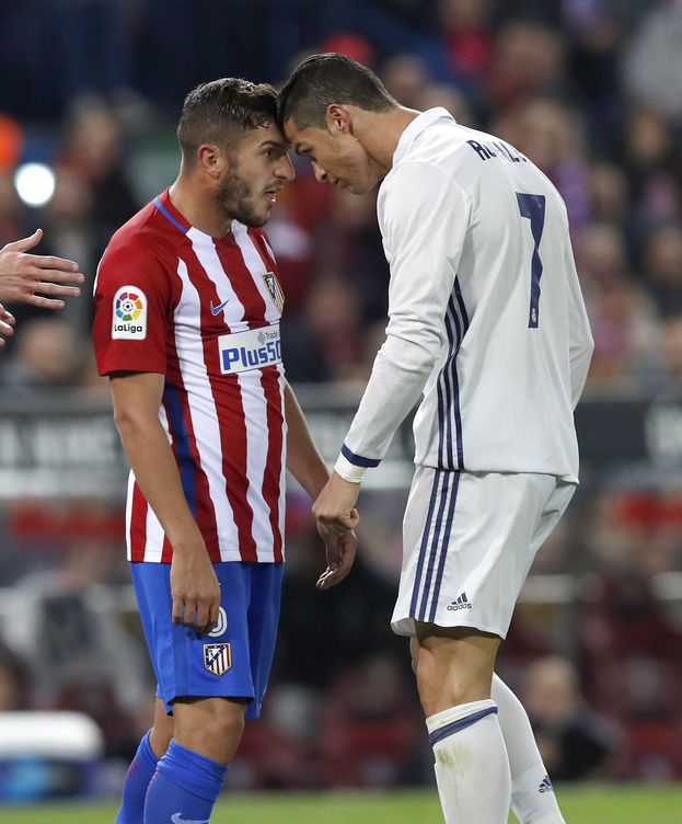 Foto: Koke y Cristiano se encaran durante el derbi del pasado sábado en el Calderón. (EFE)