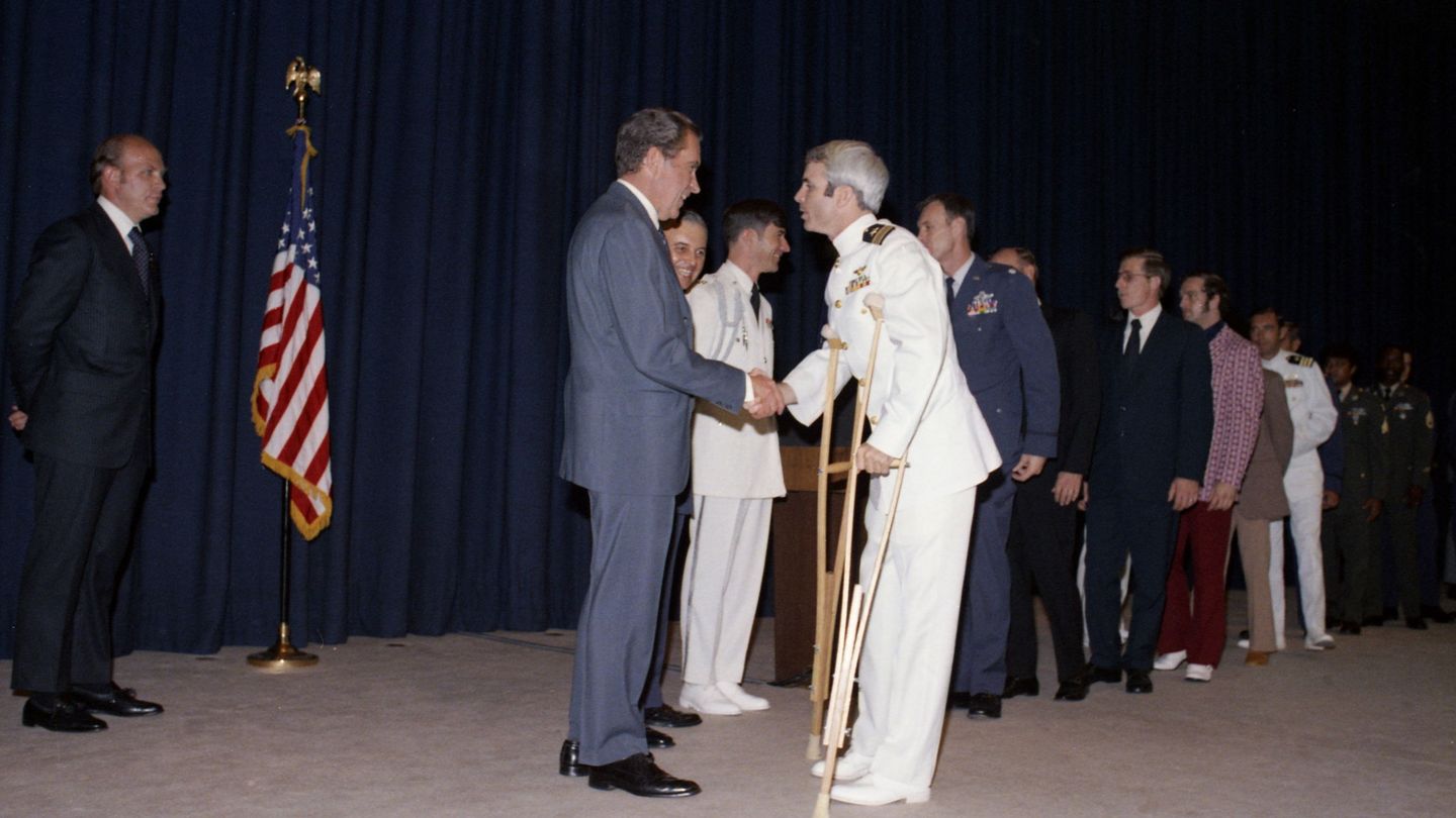 Richard Nixon recibe a McCain en 1973 tras cinco años prisionero en Vietnam. (EFE)