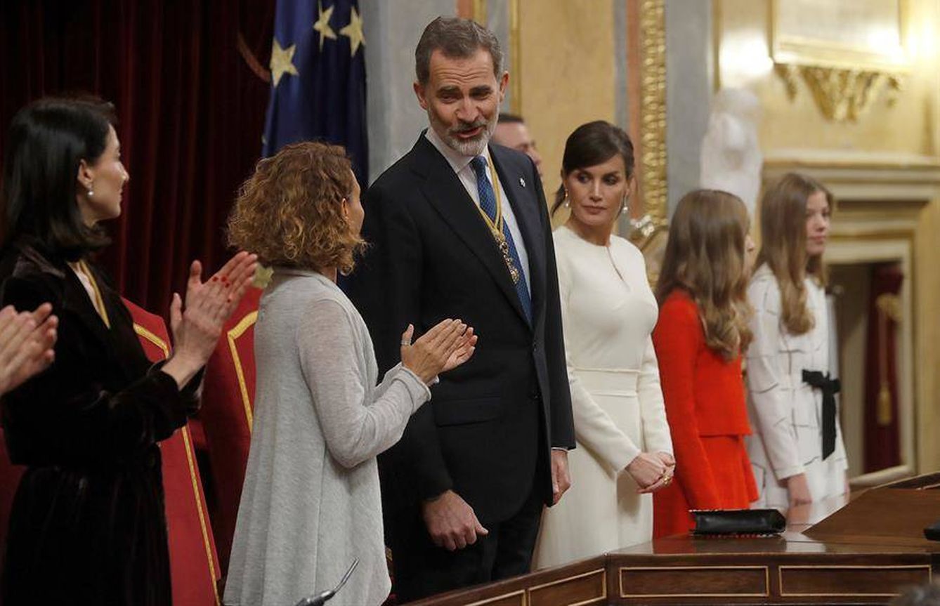La presidenta del Congreso, Meritxell Batet, y la presidenta del Senado, Pilar Llop, aplauden a Felipe VI. (EFE)
