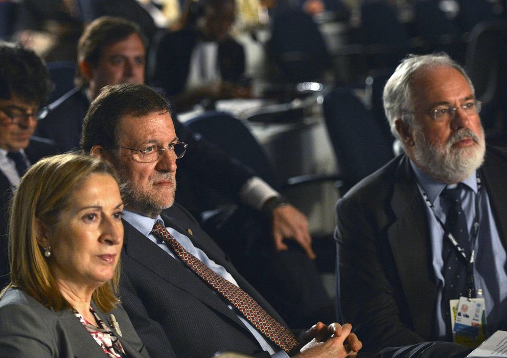 Foto: El jefe del ejecutivo, Mariano Rajoy (c), Arias Cañate y la ministra de Fomento, Ana Pastor. (EFE)