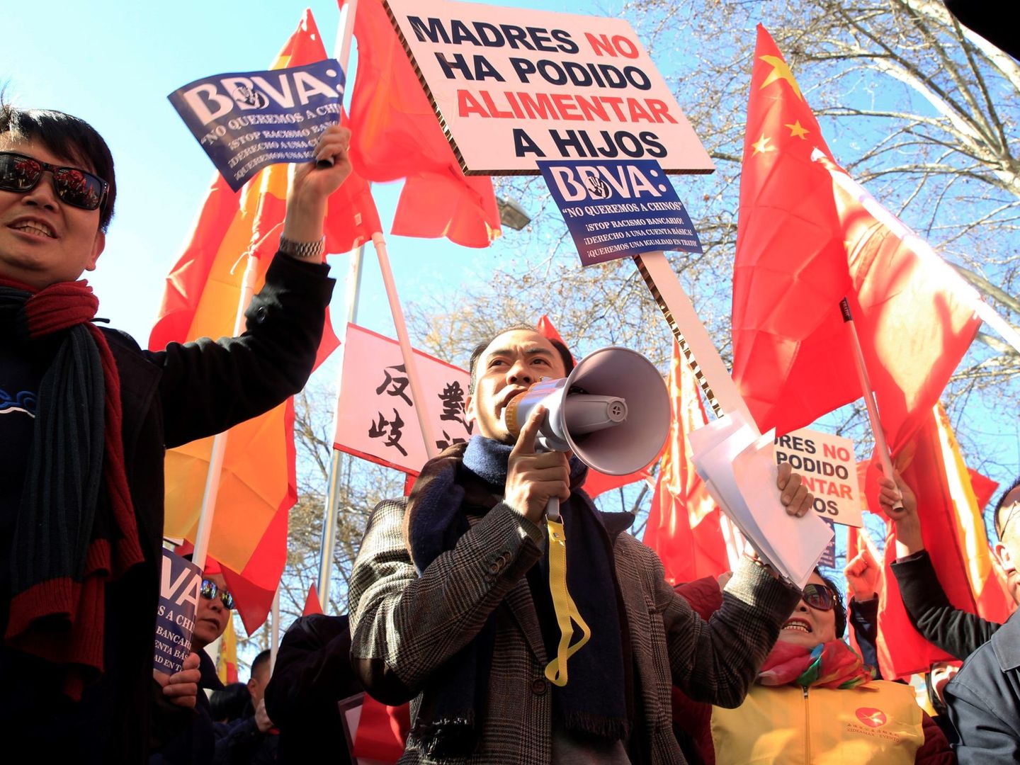 Miembros de la comunidad china, concentrados frente a la sede de BBVA en Madrid en protesta por la discriminación bancaria. (EFE)