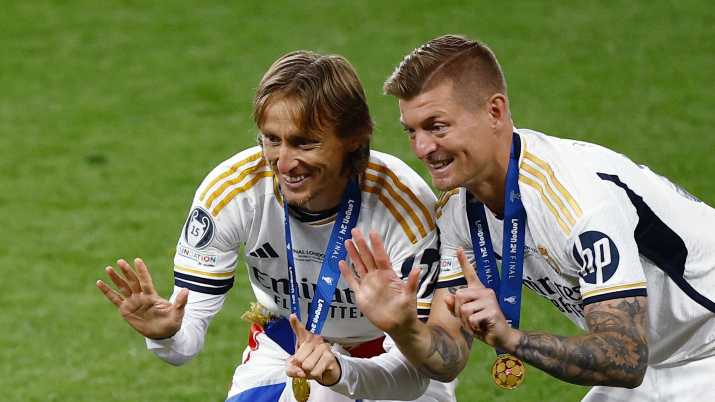 Kroos celebra con Modric sus seis Champions. (Reuters/Carl Recine)