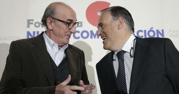 Foto: El socio de Mediapro, Jaume Roures (i), y el presidente de LaLiga, Javier Tebas. (EFE) 