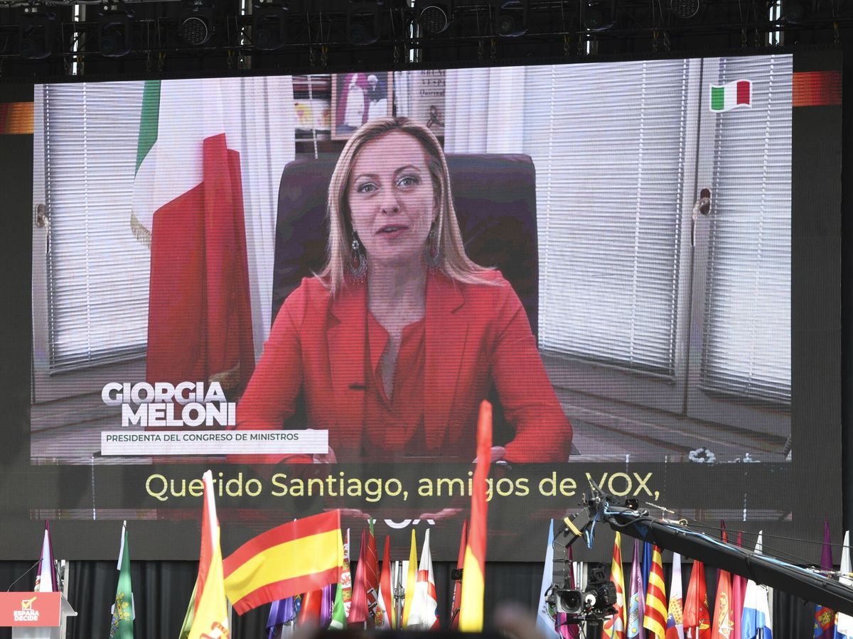 Foto: La líder del partido ultraderechista Hermanos de Italia (FdI), Giorgia Meloni, participa a través de un video en un evento organizado por Vox. (EFE/Víctor Lerena)
