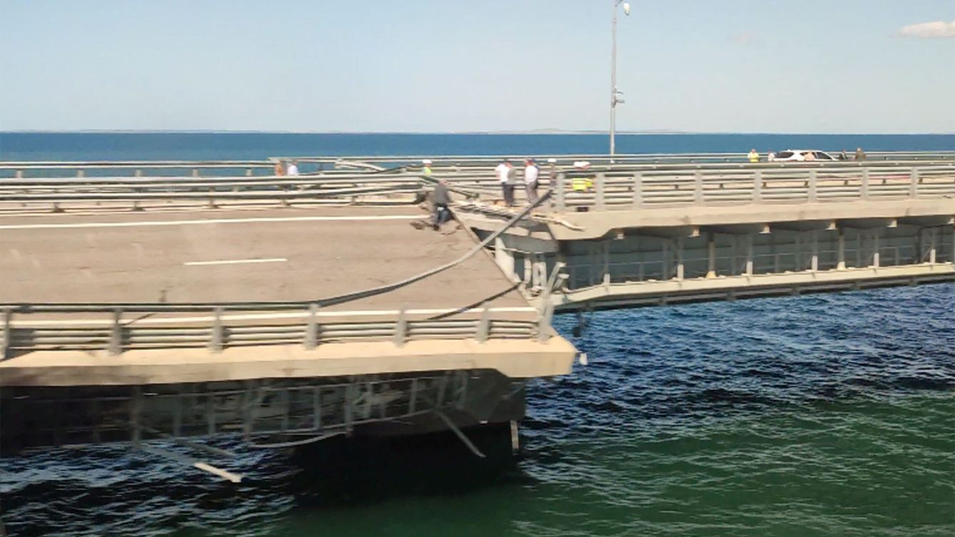 Foto: Estado en el que ha quedado el puente de Kerch, en Crimea, tras el ataque. (Reuters/Stringer)