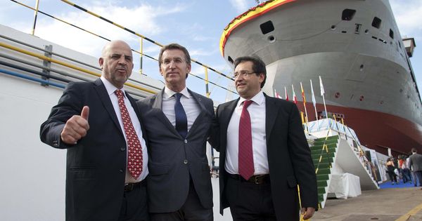 Foto: Directivos de Pemex posan con Alberto Núñez Feijóo en la botadura de un buque encargado a Barreras. (EFE)