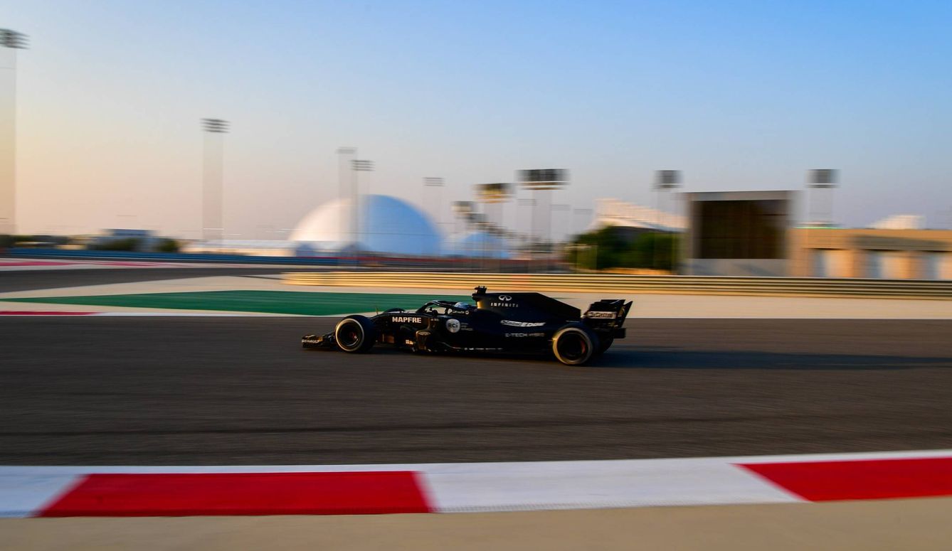 Alonso durante la segunda jornada de test en Baréin. (Renault)