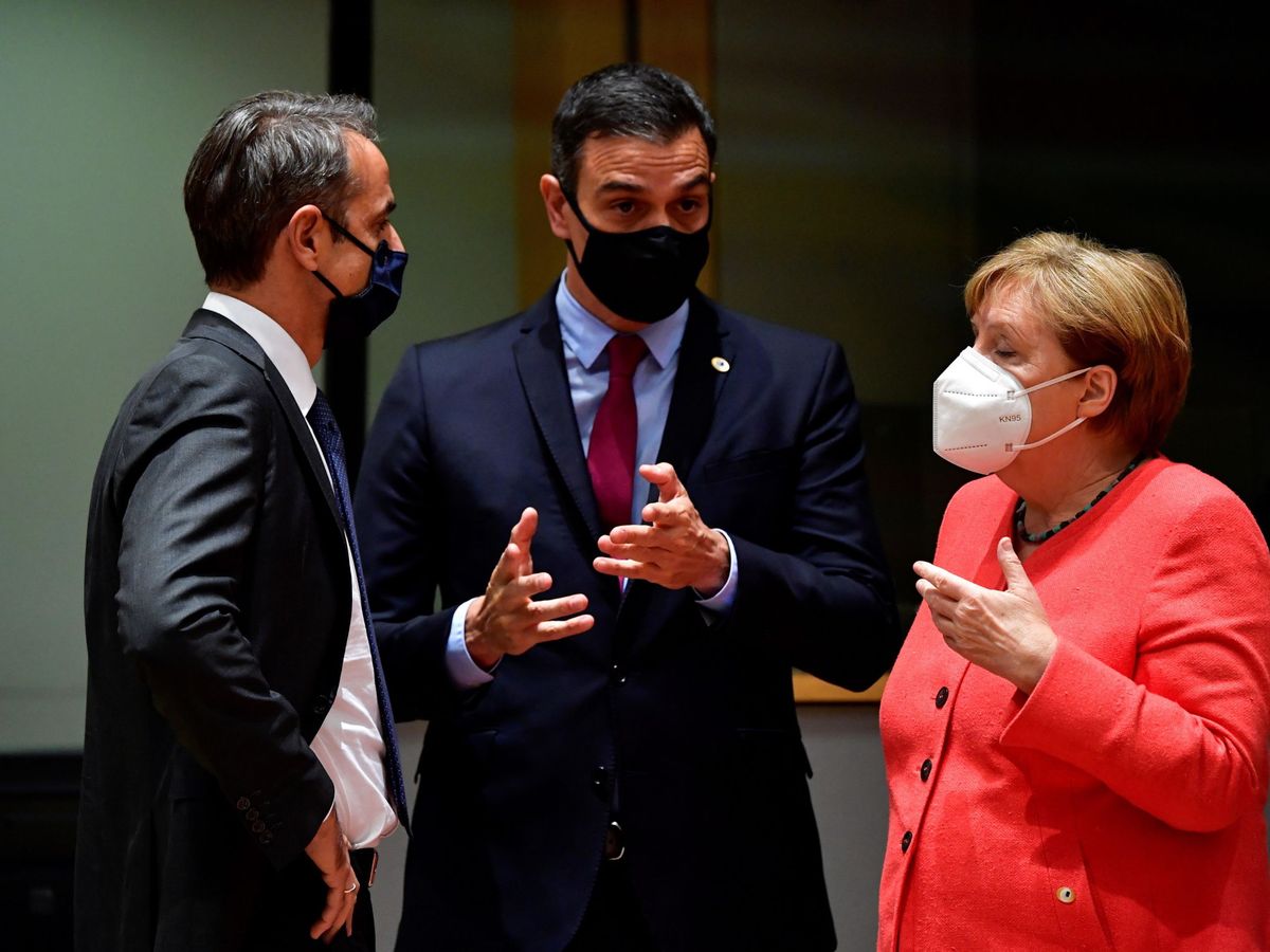 Foto: Pedro Sánchez, Merkel y el primer ministro griego, Mitsotakis. (EFE)