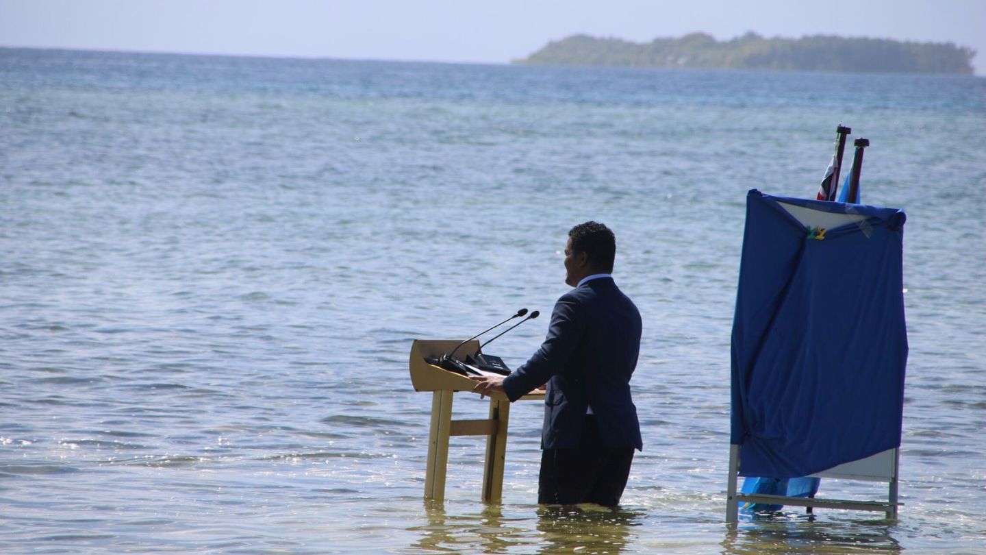El Gobierno de Tuvalu, denunciando la inminente desaparición de su país. (Reuters)