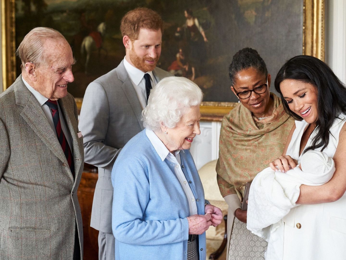 Los duques de Sussex, la reina Isabel, el duque de Edimburgo y Doria Ragland, con el niño. (Sussex Royal)