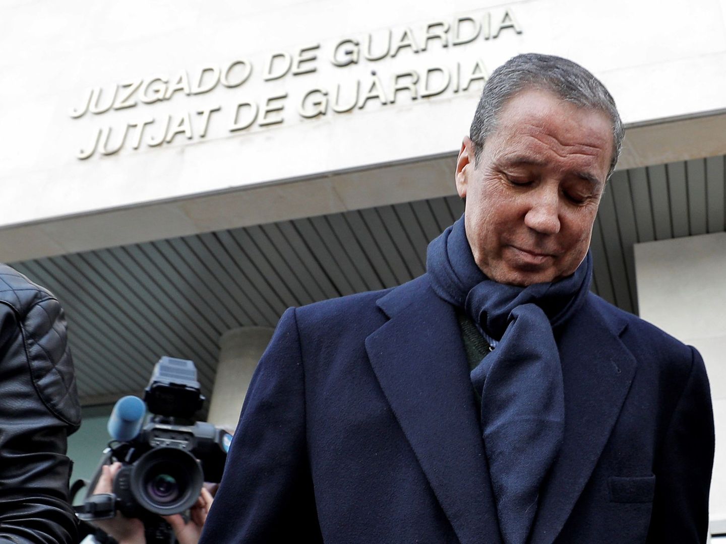 El expresidente de la Generalitat Eduardo Zaplana tras firmar en el juzgado el primer lunes tras quedar en libertad. (EFE)